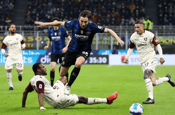 包含国际比赛日法甲传出新动向，巴塞罗那遗憾出局，管理层表态：悬念犹存，团队化学反应显著的词条