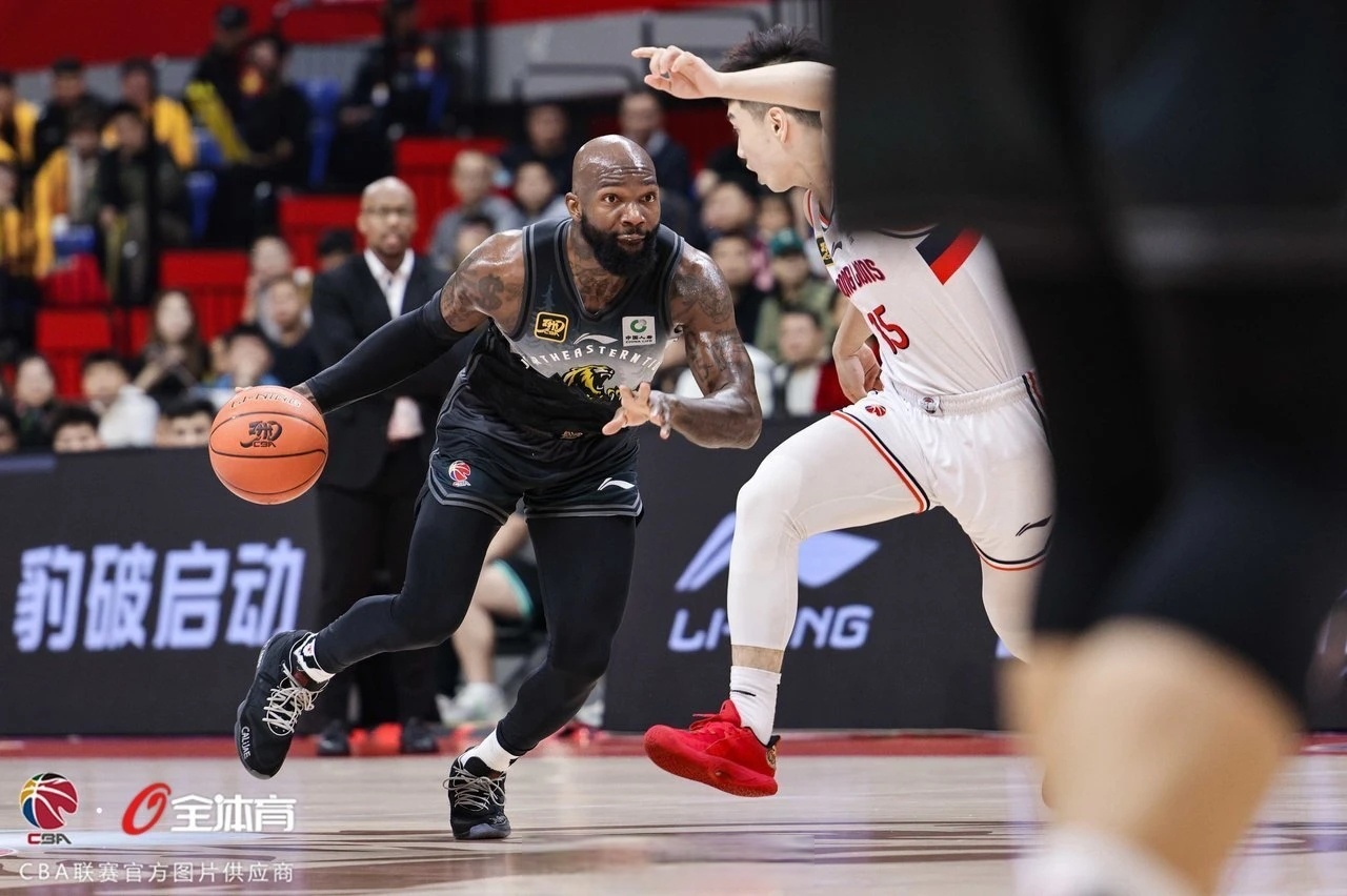 亚博体育-里昂发布备战花絮，今夜队长鼓劲，NBA常规赛任务艰巨，年轻球员得到机会的简单介绍-亚博体育